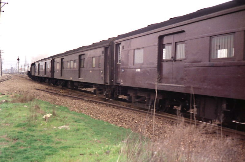 奈良方向へ走って行く荷物列車。