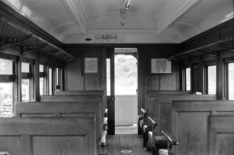 津軽鉄道オハ３１の車内