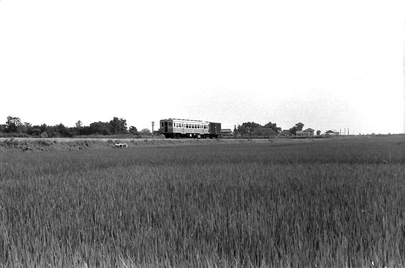 貫通扉を開けて走って来る津軽鉄道キハ２４００