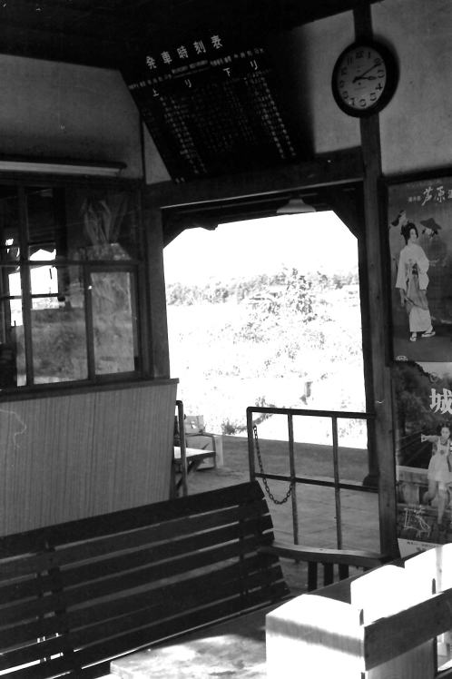 北条線法華口駅の待合室