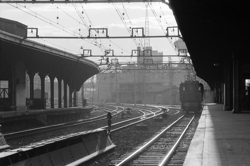 大阪駅　片隅にＥＦ14が止まっている。