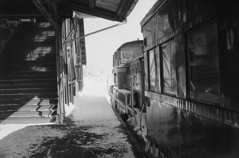 余市駅　雪で凍り付いたホーム