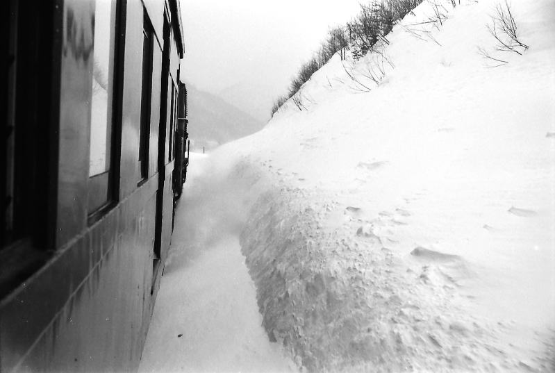 ５２７列車の後方にいつの間にか後部補機のＤＤ５１が。