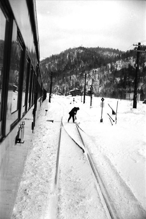 石北本線５２７列車より。天幕駅　ポイント部分の除雪作業