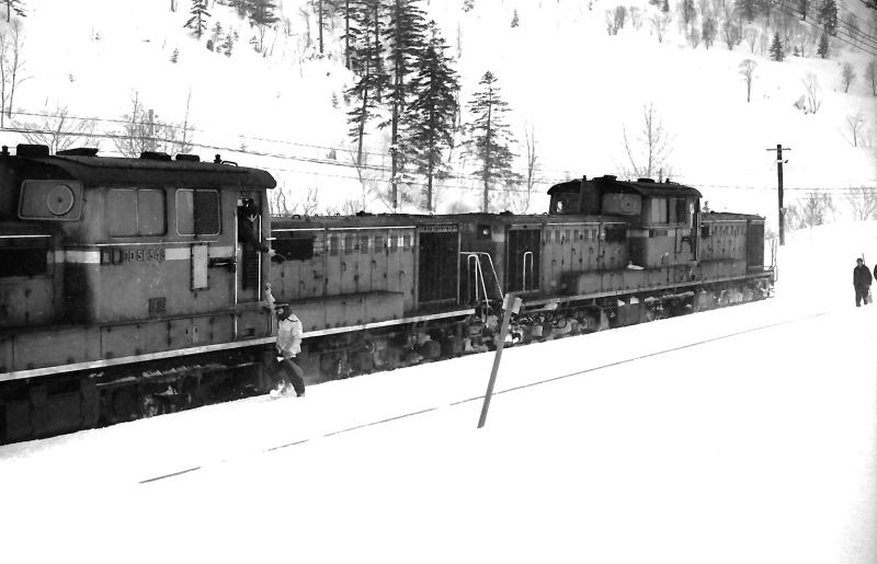 白滝駅ですれ違ったＤＤ５１けん引の貨物列車