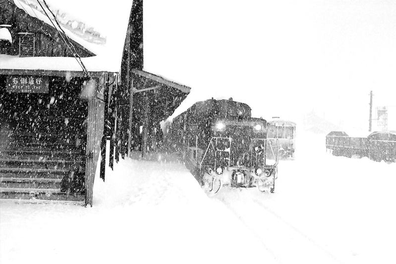 昭和４９年３月。雪の倶知安駅に到着する列車。