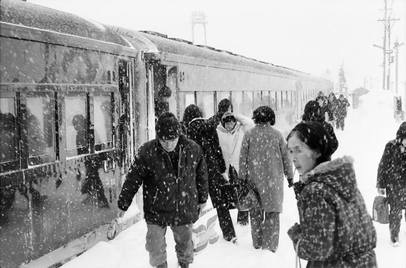 倶知安駅に到着した列車から降りて来る人たち。