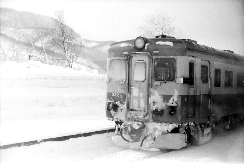 倶知安と小樽の間のどこかの駅。凍てついたキハ２２。