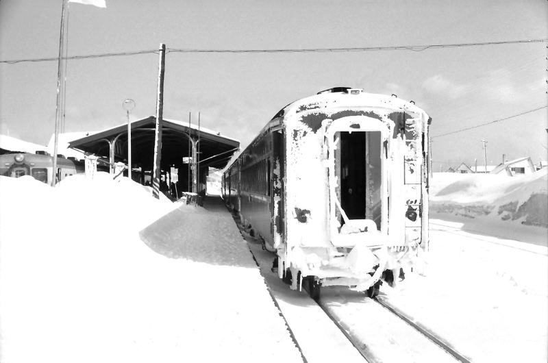 余市駅まで来た１３７列車。雪まみれの客車。