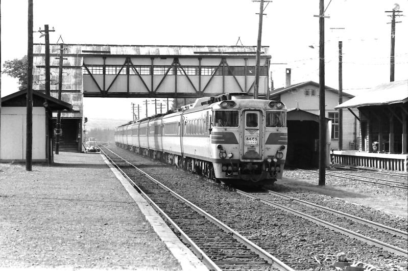 昭和４９年９月　根室本線芽室駅を通過するキハ８２系特急おおぞら