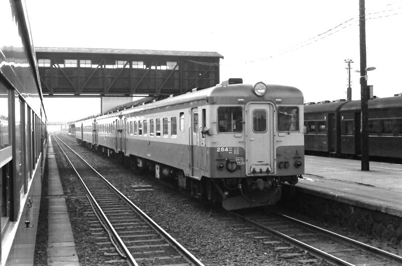 昭和４６年８月。長万部駅。キハ２２の４両編成。