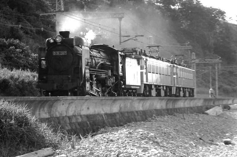 昭和４６（１９７１）年８月。函館本線銭函駅付近。Ｄ５１と電機の３重連。