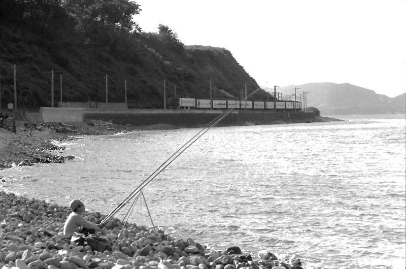 銭函付近　海岸線を行く札幌方面行客車列車。
