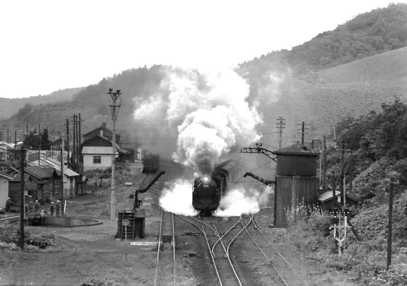 小沢駅を発車して行くＣ６２重連の急行「ニセコ」