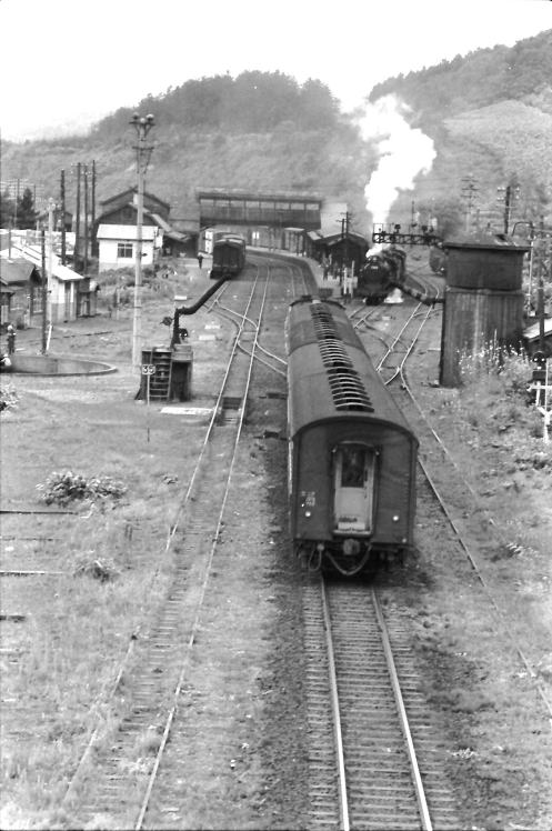 昭和４６年８月　函館本線小沢　急行ニセコの発車前。