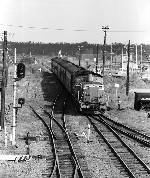 芽室駅に到着する釧路発滝川行の４２２列車