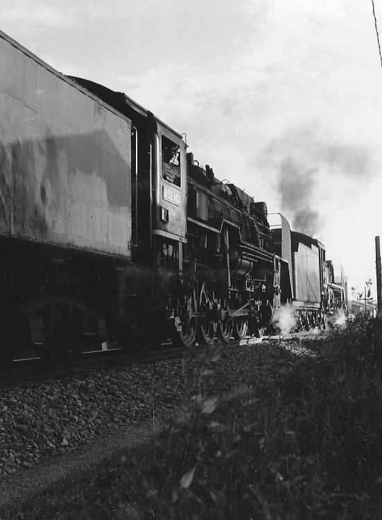 上と同じ列車のＤ５２１４２（吹田第一機関区）