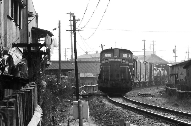 加美方向から城東貨物線に入るＤＤ５１の貨物