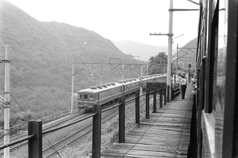 駅の風景　奥羽本線赤岩駅　急行列車を退避する。