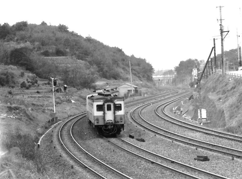 複線が二つ並んでいる線路。