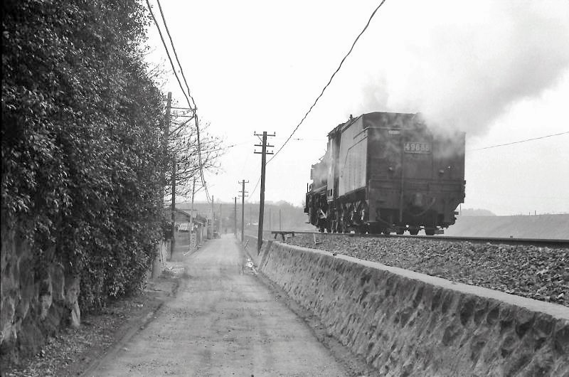 道路のすぐそばを行く9600