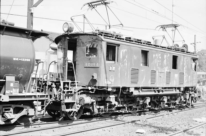 沢渡駅　　　辰野方向へ出発していく貨物列車。ＥＤ１９-４