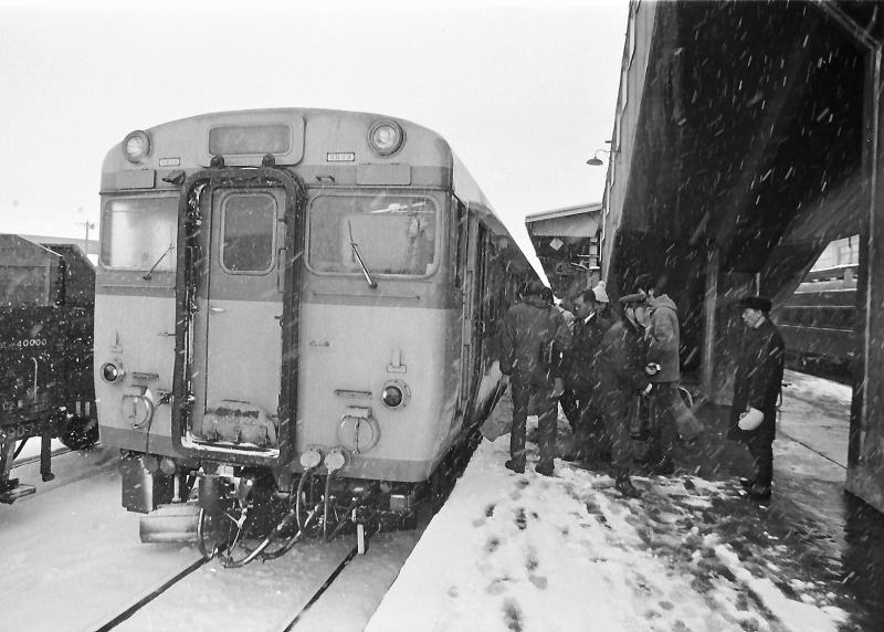 新庄駅にて　キハ５８系の急行「月山」に乗り込む人たち