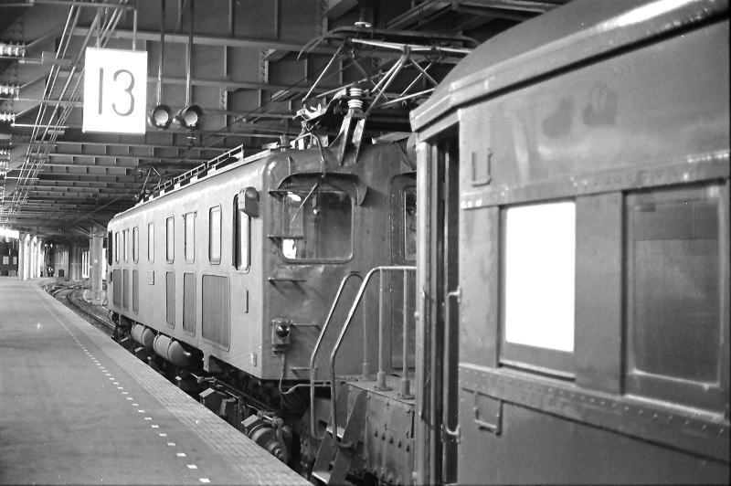 昭和48（1973）年8月前夜の熱気がそのままのムッとした上野駅１３番線