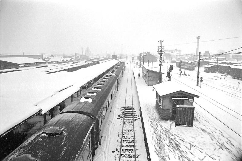 跨線橋の上から見た雪の新庄駅