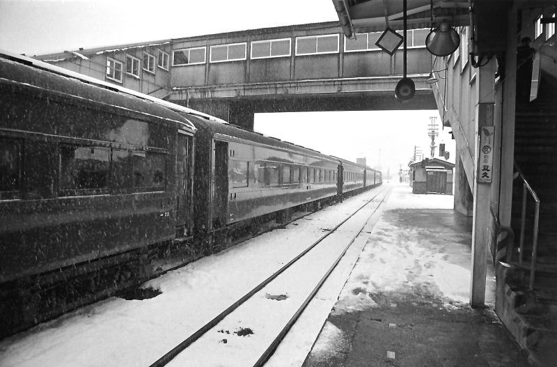 雪の新庄駅。秋田方面行の客車