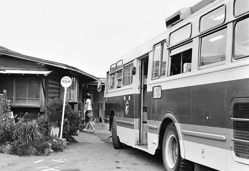 茅野行き国鉄バス。杖突峠で休憩。