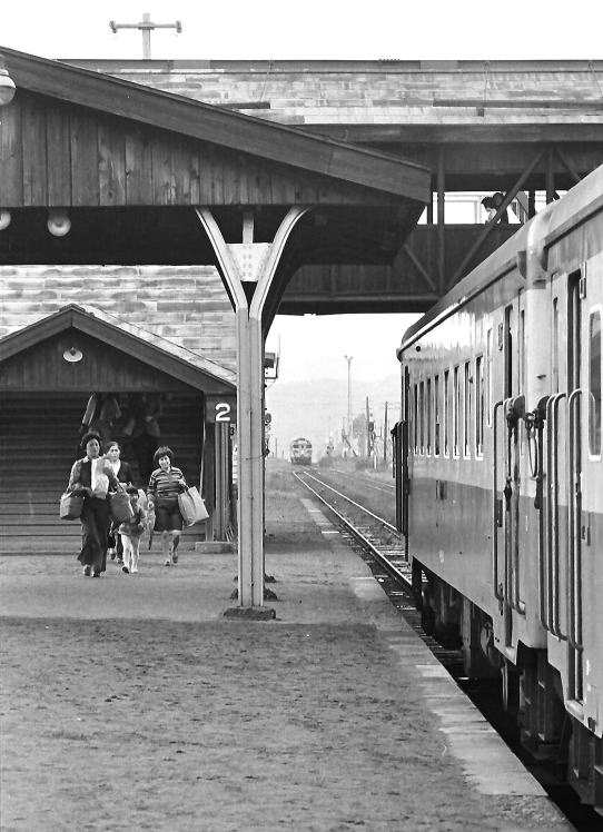 芦別駅　買い物帰りの家族連れがキハ２２に乗り込んで来る
