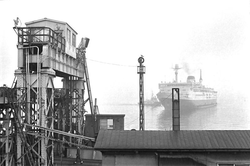 朝もやの中を函館に到着した十和田丸