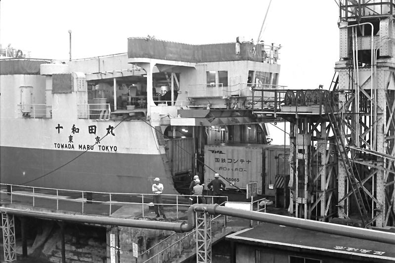 十和田丸から降りて来る国鉄コンテナ。<BR>