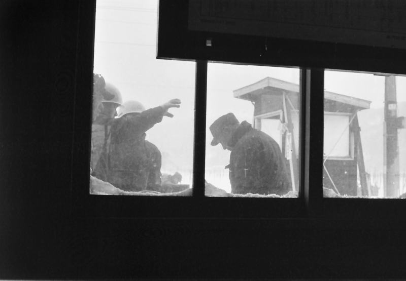 北陸本線　余呉駅　吹雪の中、外で作業をする保線区の人たち