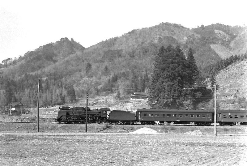 <FONT size="+1">備中神代付近　Ｄ５１けん引の伯備線新見行き</FONT>