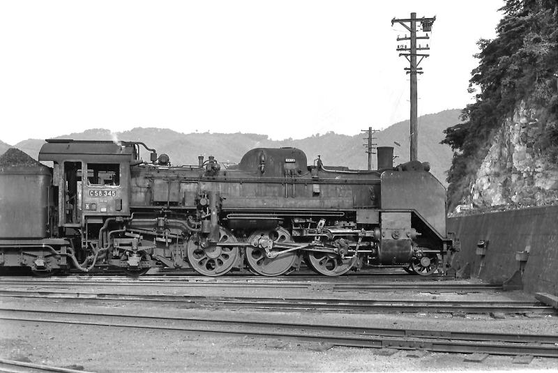 ぎりぎり一杯まで突っ込んで止まっているＣ５８３４５