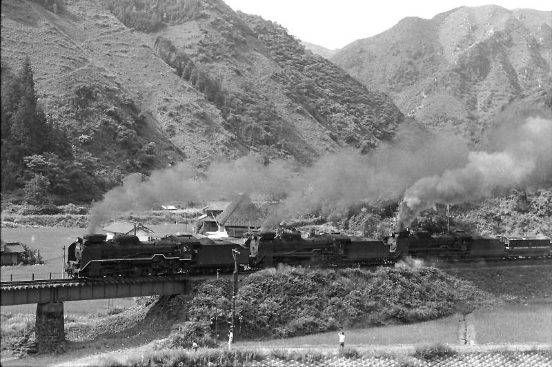 布原を出ていくＤ５１三重連