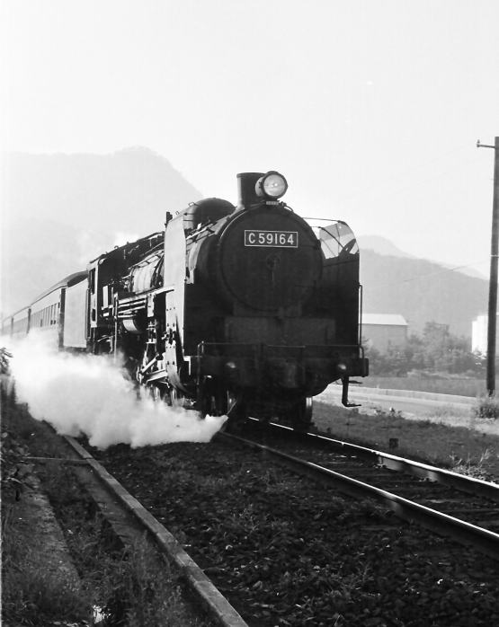 小屋浦を出るＣ５９が牽く広島行き列車。