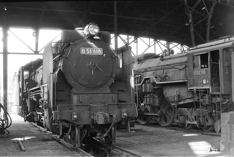 倉の中に並ぶＤ５１８１８とＣ６２４８