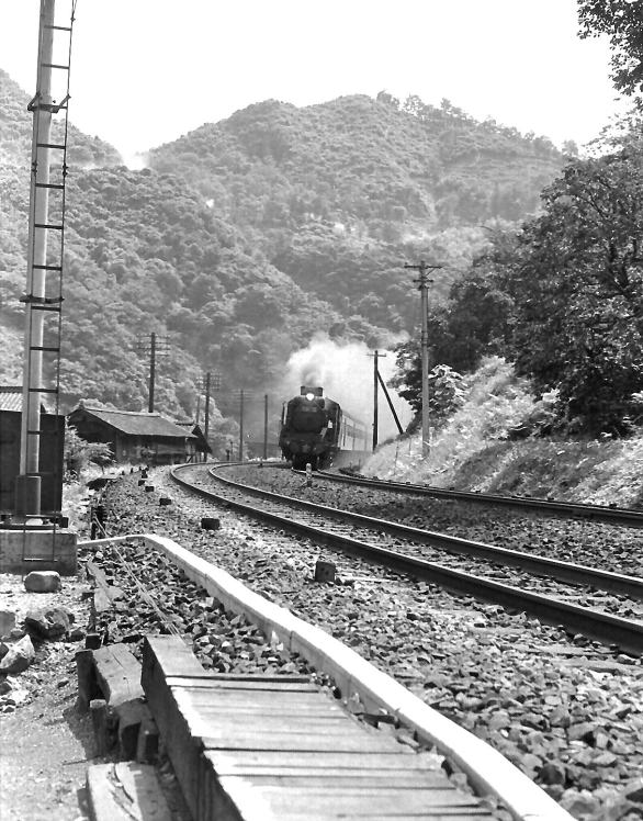 布原信号場を通過する芸備線の広島行き。Ｃ５８