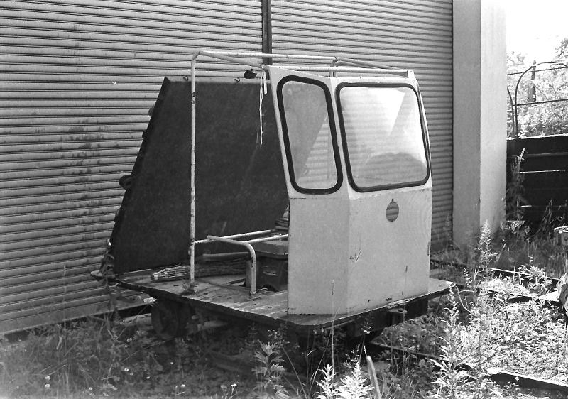 床下にエンジンの様なものがあるモーターカー