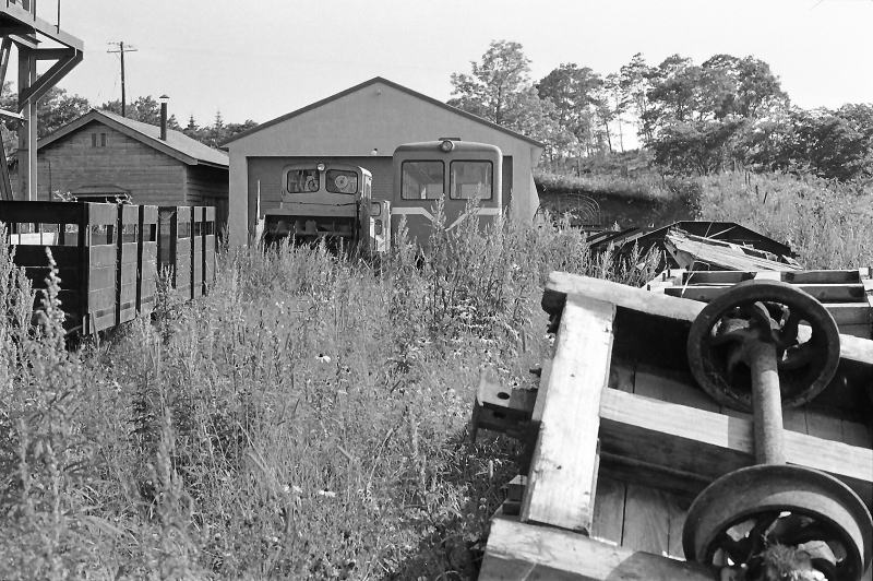 ひっくり返されているトロッコ