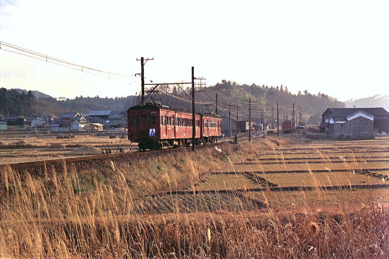 伊賀線比土を出ていく上野市行き。