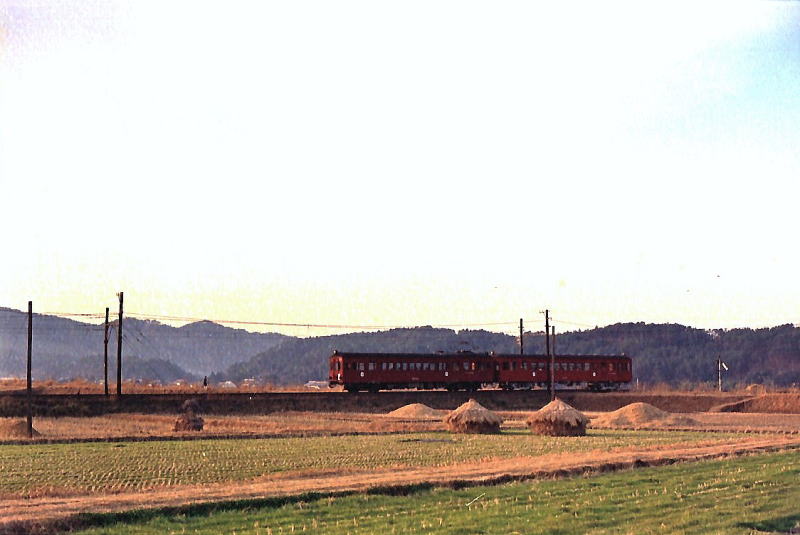 比土駅に入る伊賀神戸行の電車