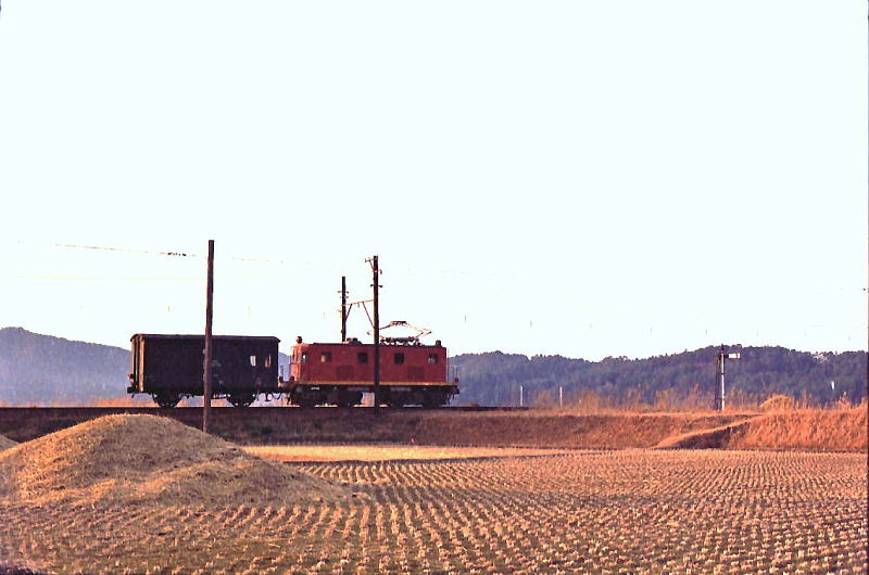 比土を出発して行く近鉄の貨物列車