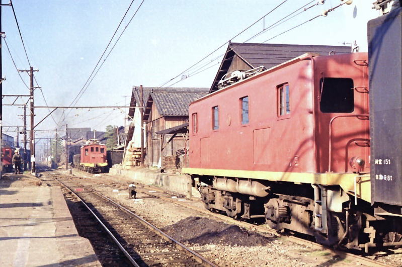 昭和４４年１月上野市駅　まだ現役の電気機関車
