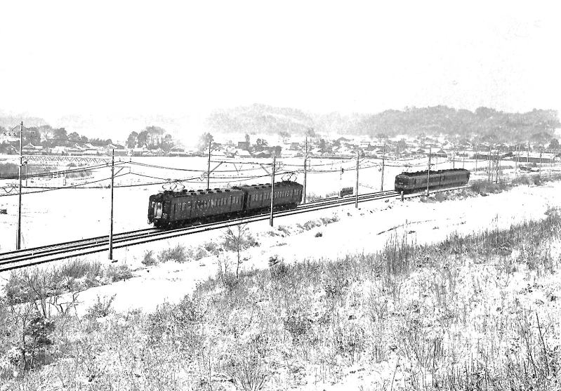 昭和４９年２月雪の伊賀神戸　２２００系普通と名阪特急のすれ違い