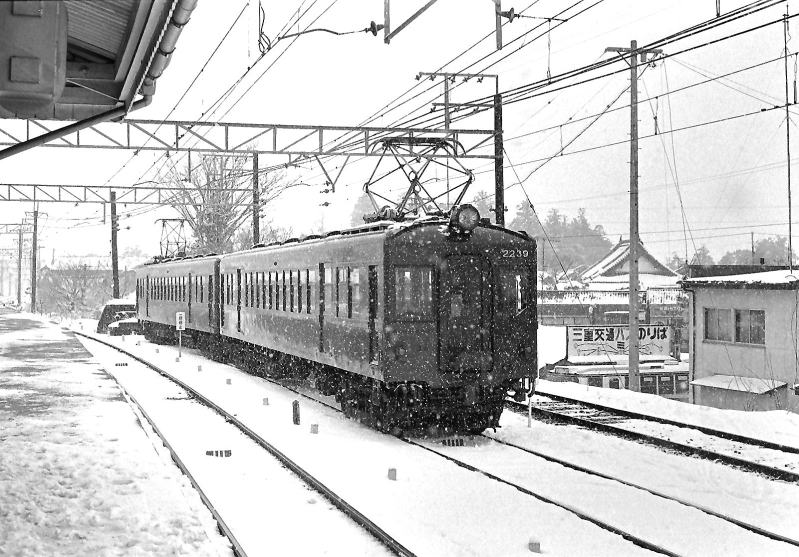 雪の名張駅に停車中の２２００系２２３９　