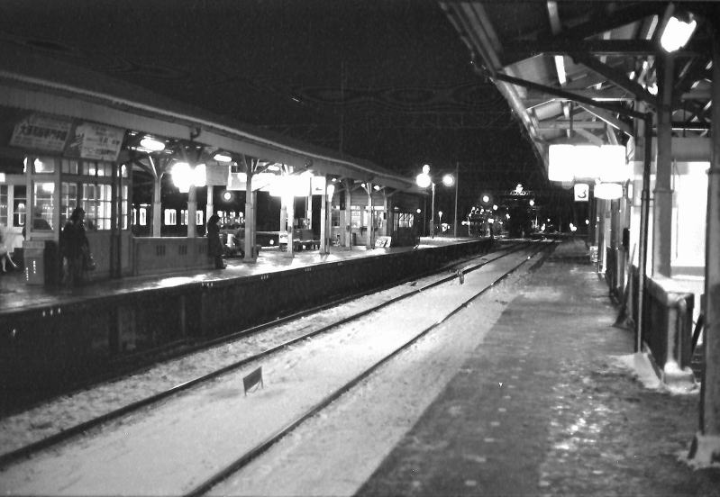 ホームまで雪で凍り付いている名張駅